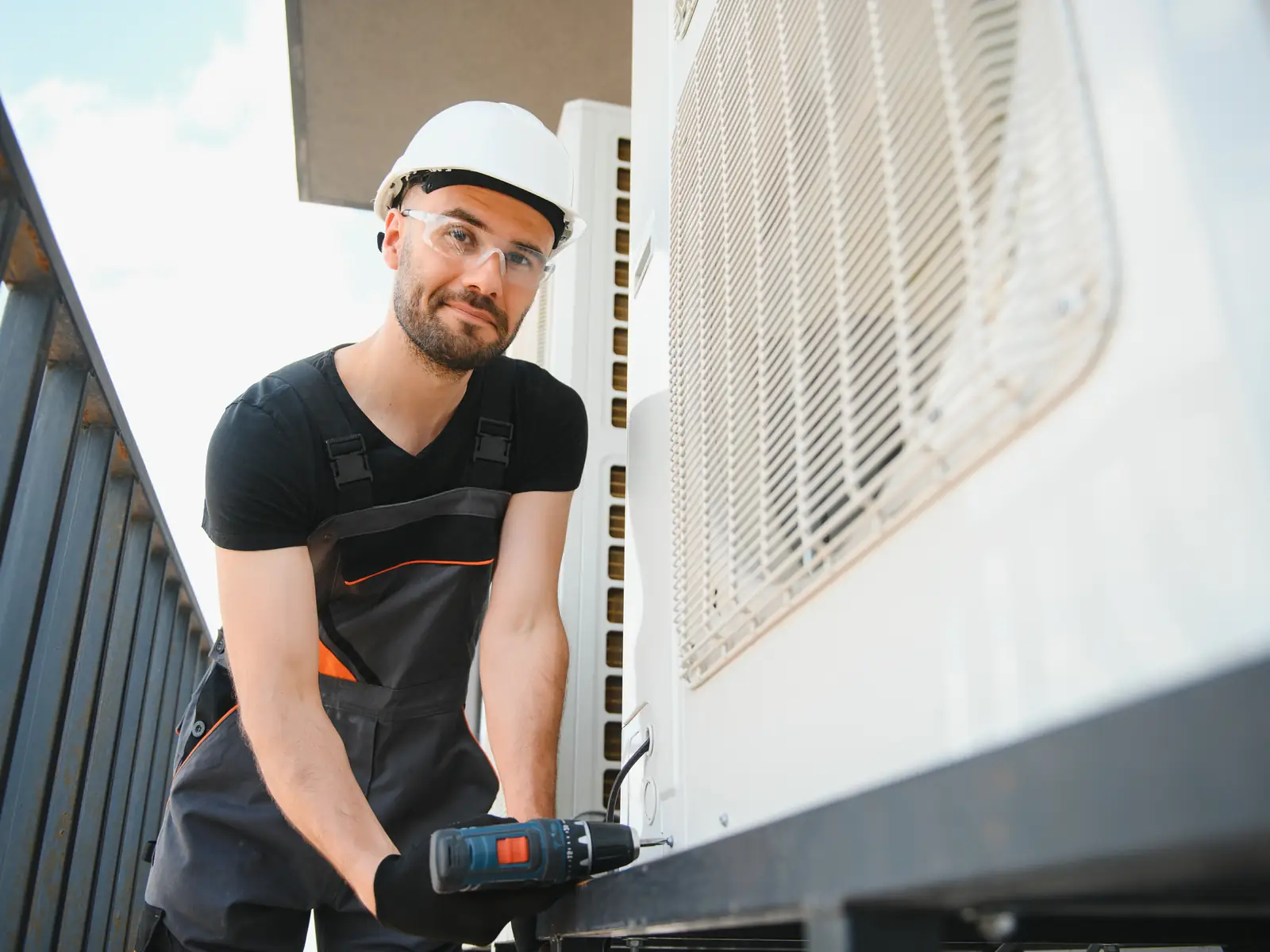 Technicien de climatisation intervenant sur la Côte d'Azur