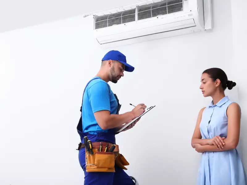 depannage climatisation cote d azur 2 m Technicien expliquant la panne de climatisation à une cliente