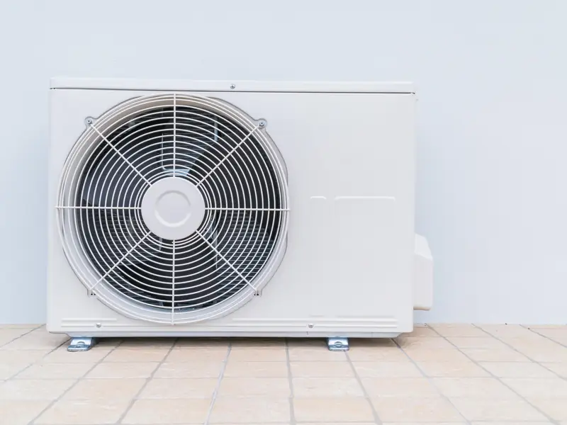 Unité extérieure de climatisation au sol sur la Côte d'Azur