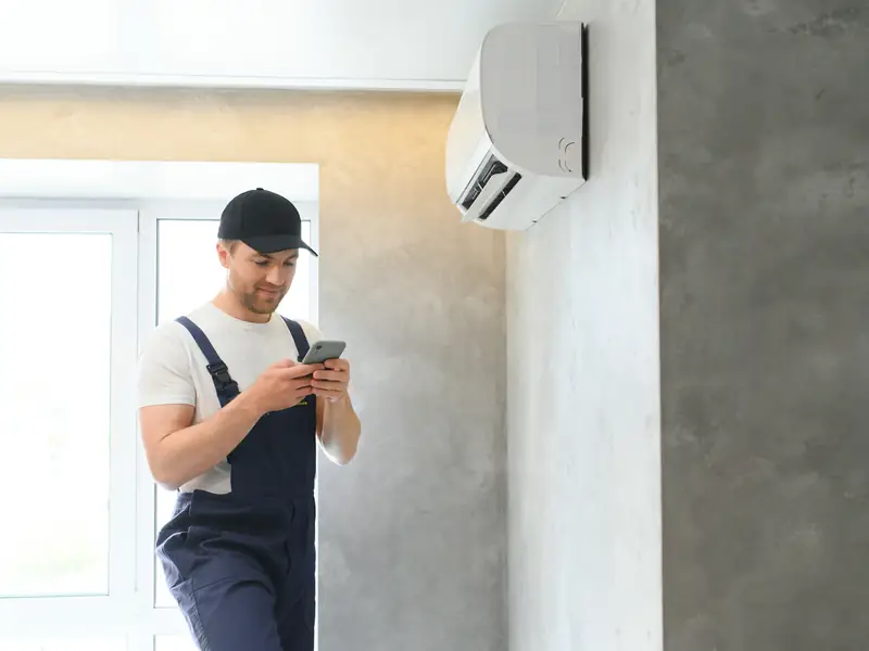 Installateur vérifiant une unité fraîchement posée sur la Côte d'Azur
