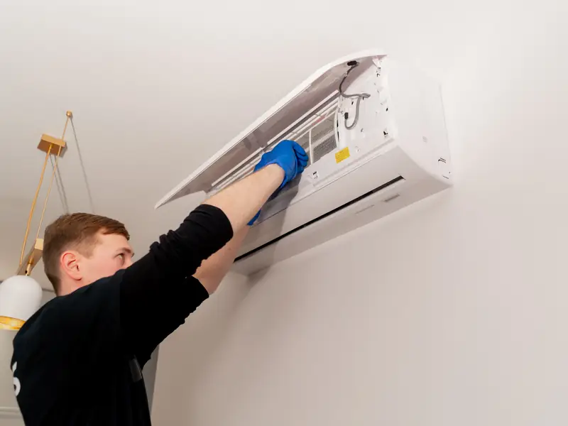 Nettoyage d'une unité murale de climatisation